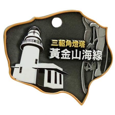 등대 형상 외곽을 그대로 커팅한 다이컷 메달, 실버 양각에 컬러 인쇄